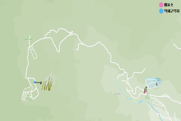 지도상 황매산 군립공원 입구에는 매표소가 있고 여기서부터 다시 차를 몰고 조금만 더 달리면 정상 인근에 억새군락지가 있고 그 옆에 오토캠핑장과 정상 주차장이 있다(사진: 네이버 지도 캡처).