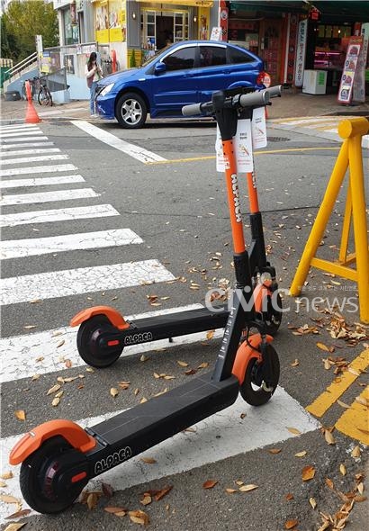 경남 창원시에서 시행하는 공유형 전동킥보드가 한 아파트 입구에서 이용자를 기다리고 있다(사진: 취재기자 김슬기).