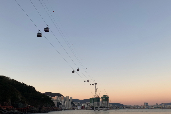 송도 해상케이블카. 부산 지하철 1호선 자갈치역에서 30번이나 26번 버스를 타고 송도 해수욕장에 내린 사람들은 이 케이블카를 타고 송도 스카이파크로 가야 모멘트 캡슐을 만나게 된다(사진: 취재기자 성민주).