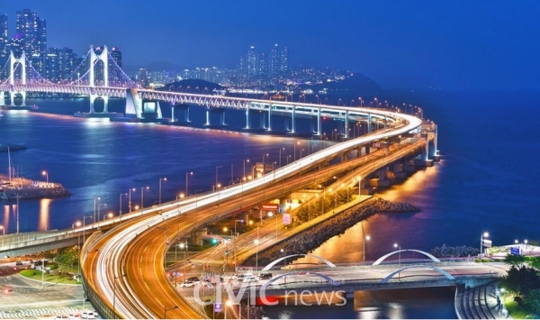 광안대교는 인근 아파트 단지들에게 아름다운 프리미엄 조망권을 선사했으며 주변의 회집, 카페, 음식점들에게도 연중 특수에 가까운 호황을 선물했다(사진: 장원호 박사 제공).