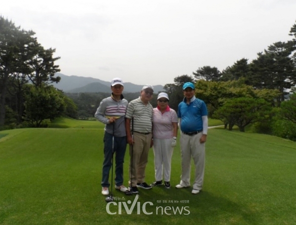 부산 동래골프장에서 우리 부부와 차용범 이우봉과 함께 라운딩을 즐겼다(사진: 장원호 박사 제공).