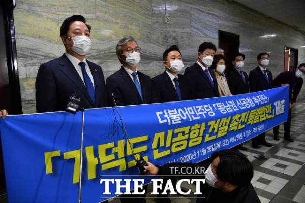 '가덕도 신공항 건설 촉진 특별법'을 제출한 뒤 소감을 발표하고 있는 김두관 더불어민주당 의원(사진: 더 팩트 제공).