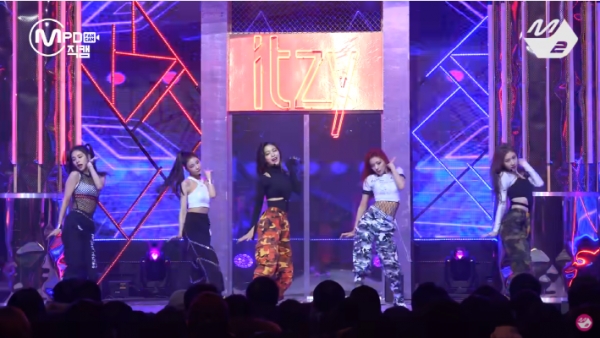 2019년, Mnet에서 방영하는 엠카운트다운에 출연한 ‘ITZY’가 데뷔곡 달라달라 무대를 펼치고 있다. 달라달라는 격한 안무가 특징인 곡으로, 나를 존중하고 사랑하는 내용을 담았다(사진: 유튜브 채널 ‘M2’ 영상 캡처).