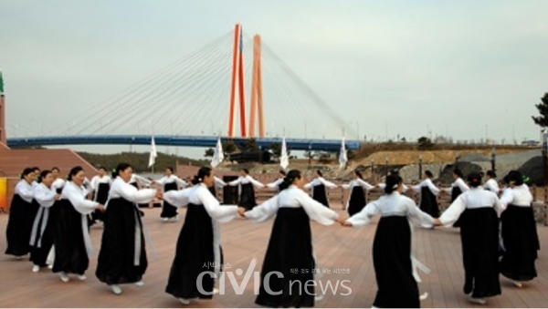 강강술래는 노래와 춤이 하나로 어우러진 부녀자들의 집단놀이로 해안지역에서 추석을 전후해서 달밤에 행해졌다고 한다(사진: 장원호 박사 제공).