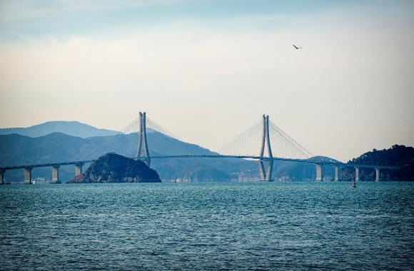 총길이 8.2km인 거가대교의 통행료는 전국 유료도로 중 가장 비싼 수준이다(사진: 부산시 홈페이지 캡처).