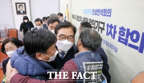 21일 새벽 분류작업 책임을 택배사가 지도록 합의해 택배노조는 예고했던 총파업을 취소했다(사진: 더팩트 제공).