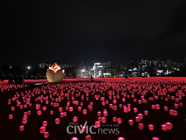 연꽃 조형물을 중심으로 장미모양 LED 꽃이 붉게 빛나고 있다(사진: 취재기자 신유리)