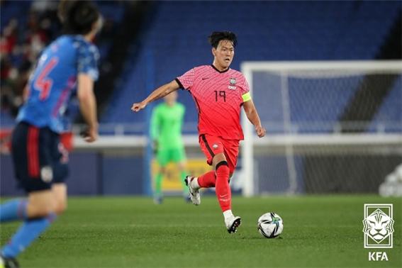 축구 한일전에서 한국의 김영권이 패스를 시도하고 있다(사진 : 대한축구협회 홈페이지).