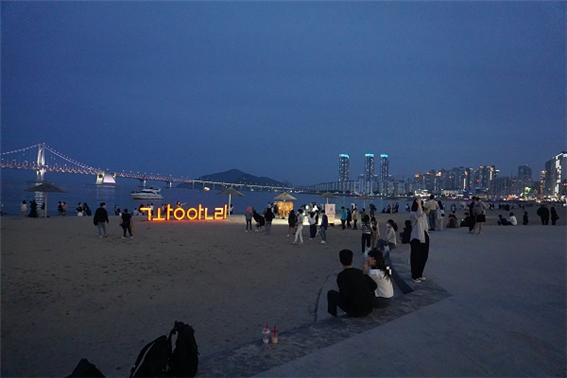 광안리 해수욕장에 수많은 사람들이 밤바다와 야경을 즐기기 위해 모여있다(사진 : 취재기자 박가빈).