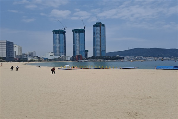 부산시 서구의 자랑 송도해수욕장은 우리나라에서 최초로 조성된 해수욕장이다. 그 명성이 한때는 퇴락했으나 지금은 케이블카가 설치되고 주변이 정비되면서 다시 전국적 관광지로 떠오르고 있다(사진: 취재기자 김영빈).