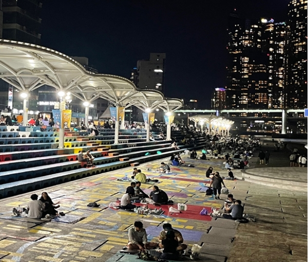 부산 광안리 민락수변공원은 밤만 되면 애외에서 회와 술을 즐기려는 사람들로 북적였다. 이에 수영구청은 야간 취식금지 행정명령을 발동했다(사진: 취재기자 이은진).