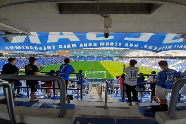 지난 20일 하나원큐 K리그1 울산과 성남 간의 경기가 문수축구경기장에서 펼쳐지고 있다(사진: 취재기자 강지원).