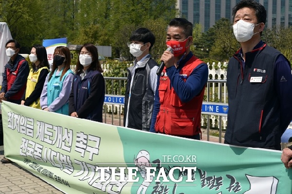 민주노총 조합원들이 최저임금 제도개선 촉구 기자회견을 열고있다(사진: 더팩트 제공).