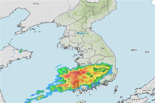 오늘 오후 7시에 예상되는 장마전선의 위치다. 제주도와 남해안의 정체정선이 점차 북상해 충청권과 경북권까지 확대된다(사진: 기상청 홈페이지 캡처).