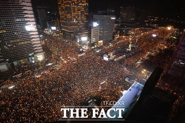 한국 언론은 사회갈등의 심화에 따른 진영논리에 침몰, 언론의 존립바탕이라 할 공정성을 잃고 사회갈등을 증폭시키고 있다(사진; ‘조국 사태’ 당시 광화문 집회, 페이스북 캡처).