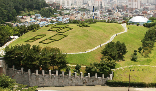 멀리서 바라본 복천박물관과 복천동 고분군의 모습(사진: 복천박물관 홈페이지 제공).