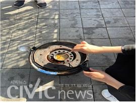 장생포고래문화마을에서 관광객들이 달고나 만들기를 체험하고 있다(사진: 취재기자 이은진).