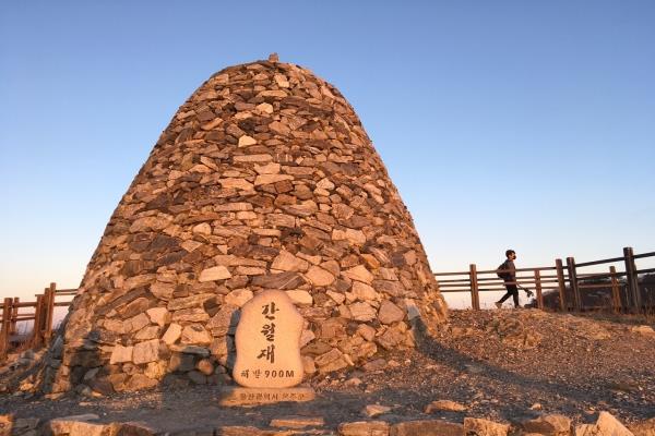 간월 돌탑과 간월재 표지석(사진: 취재기자 김범준).