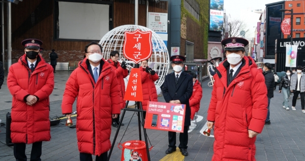 김부겸 국무총리가 지난 23일 구세군 자선냄비를 찾아 나눔 캠페인에 동참하고 있다(사진: 구세군 자선냄비 홈페이지 캡처).