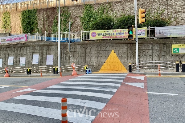 초등학교 앞 어린이 보후구역에서 주・정차 위반을 단속하고 있다(사진: 취재기자 권지영).