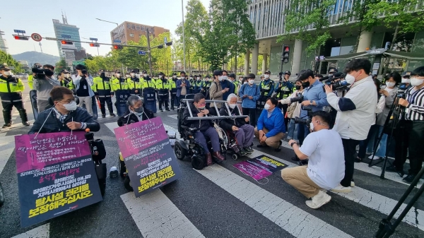 전장연이 출근길 도로 점거 시위를 하며 장애인권리예산 확보를 촉구하고 있다(사진: 전국장애인차별철폐연대 제공).