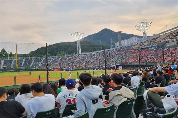 부산광역시 동래구에 위치한 사직야구장에서 사람들이 야구를 관람하고 있다(사진: 취재기자 하미래).