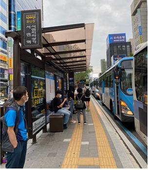 햇빛 가림막과 에어 송풍기가 설치되어 있는 서면역 BRT 정류장(사진: 취재기자 김신희).