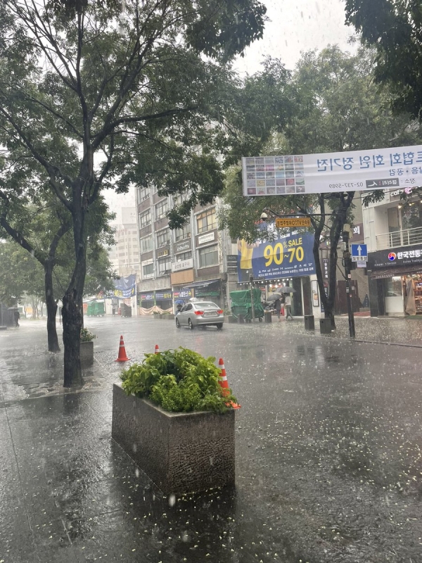 서울 인사동 거리에는 폭우주의보로 지나가는 행인을 찾아볼 수 없다(사잔: 김여름 씨 제공).