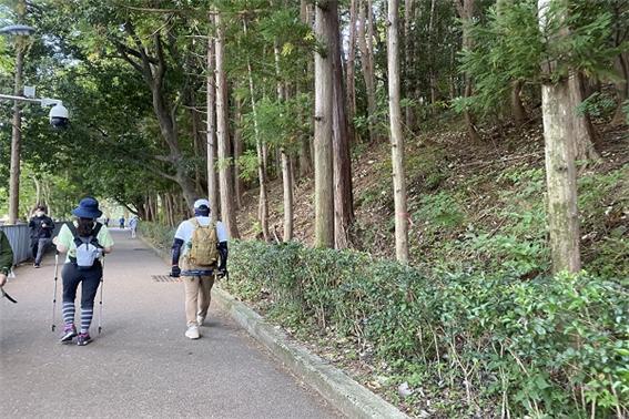 등산을 위해 남자친구와 함께 부산 백양산을 찾은 구나영(왼쪽) 씨의 모습이다(사진: 취재기자 김신희).