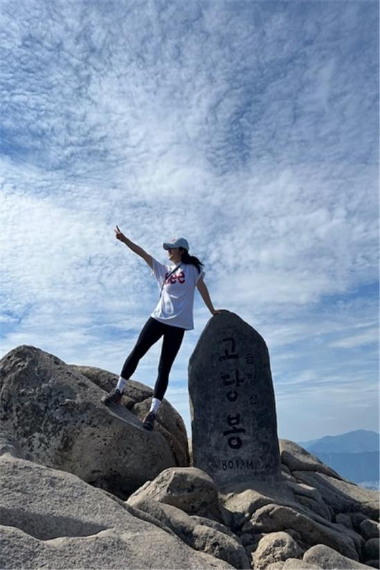 대학생 박희윤 씨가 부산 금정산 고당봉 정상에서 인증 사진을 찍고 있다(사진: 독자 박희윤 씨 제공).