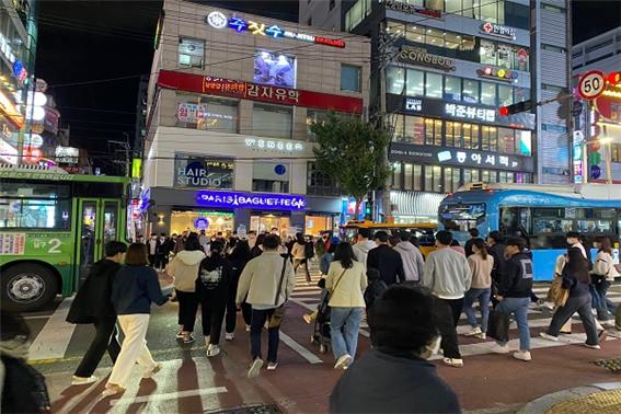 경성대학교 앞 거리에서 많은 사람이 횡단보도를 건너고 있다 (사진: 취재기자 윤기성).