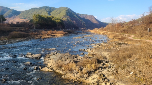 흐르는 낙동강을 끼고 조성된 봉화 예던길 풍경(사진: 취재기자 박창희).