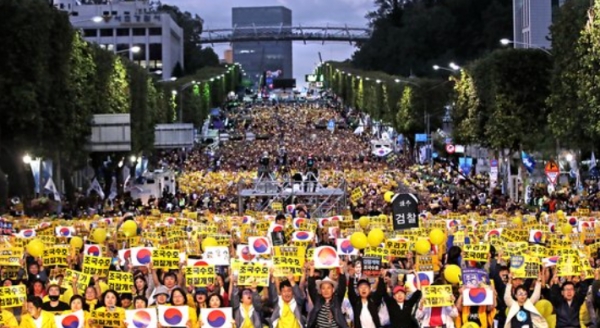 한국 사회를 ‘이념적 내전’으로 몰고 간 2019년 여름 ‘조국 사태’. ‘조국 퇴진’을 주장한 광화문 집회와, ‘조국 수호’를 주장한 서초동 집회 광경(사진; 구글 이미지).