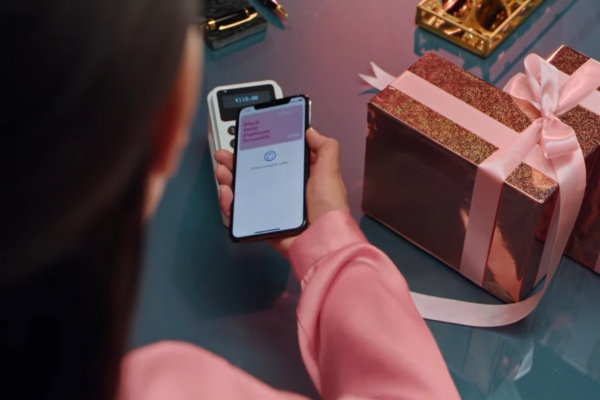 선물 구입을 위해 애플페이를 사용해서 결제하고 있다(사진: Klarna x Apple Pay 광고 캡처).