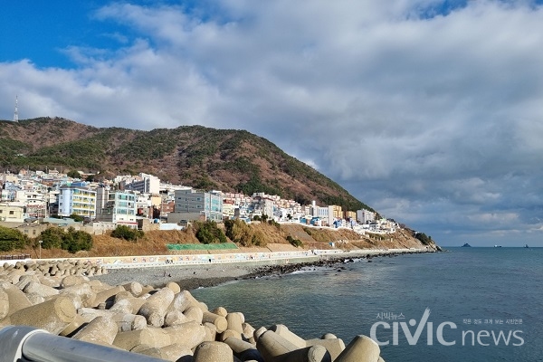 멀리서 흰여울문화마을이 보인다. 마을 주변을 두른 흰색 담장을 따라 사람들이 산책하곤 한다(사진: 취재기자 하미래)