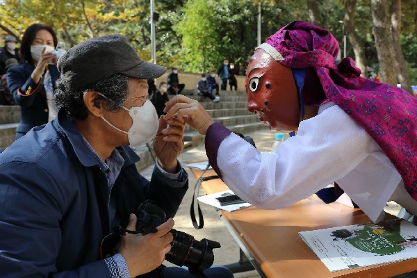 동래야류 중 손심심 씨가 관객과 소통하고 있다(사진: 손심심 씨 제공).