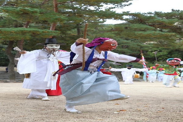 손심심 씨가 할미탈을 쓰고 동래야류 한 바탕을 선보이고 있다(사진: 손심심 씨 제공).