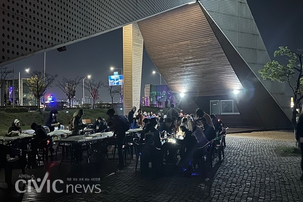 출발 후 9km지점인 '낙조정'에서 참가자들이 저녁식사를 즐기고 있다(사진 : 취재기자 장광일).