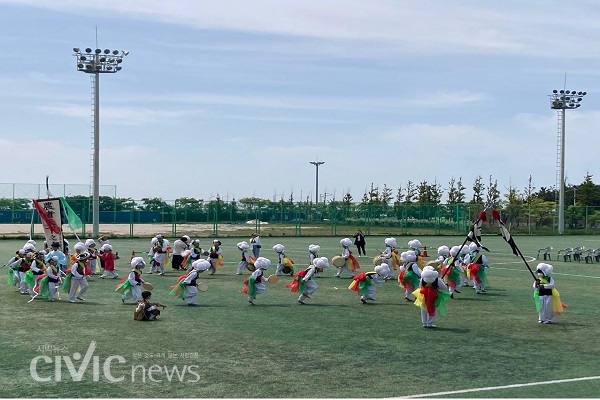 칠암초등학교가 '2023 부산민속예술경연대회'에서 부산 농악과 함께 경연장의 분위기를 뜨겁게 만들고 있다(사진 : 취재기자 장광일).