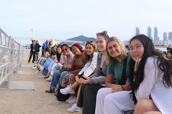 지난 25일 광안리에서 열린 경성대학교 축제에 참여한 NCU 팀이 카메라를 보고 미소를 짓고 있다(사진: 취재기자 윤유정).