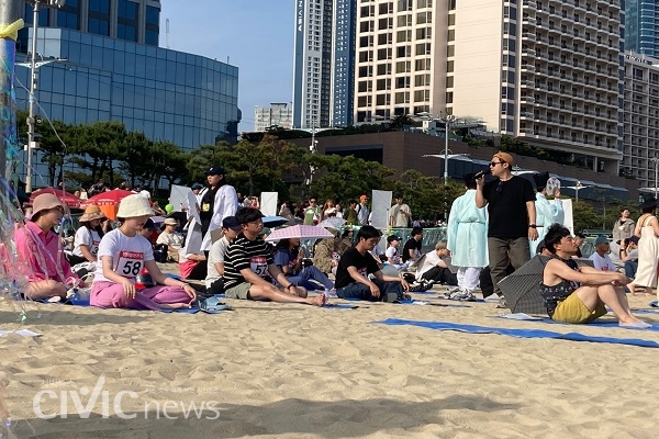 지난 27일 해운대 해수욕장에서는 '해운대 멍때리기 대회'가 개최되었다. 참가자들은 멍때리는 것에 열중하고 있다(사진 : 취재기자 장광일).