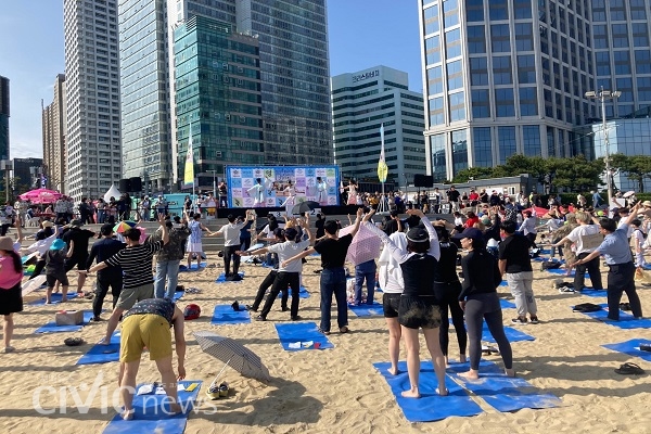 대회 시작에 앞서 참가자들이 '멍때리氣(기) 체조'로 몸을 풀고 있다(사진 : 취재기자 장광일).