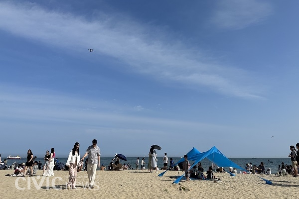 지난 27일 해운대 해수욕장에는 많은 시민들이 찾아왔다. 해수욕장이 조기 개장하면 더욱 많은 사람들이 찾을 것으로 예상되고 있다(사진 : 취재기자 장광일).