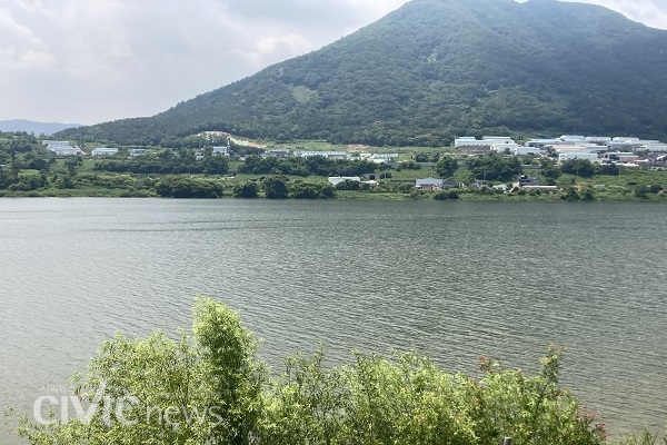 지난 15일 물금읍에서 본 낙동강의 모습이다. 낙동강은 이곳을 거쳐 화명정수장으로 흐른다. 지난해 8월에는 해당 지역에서 대량의 조류독소가 검출되었다(사진 : 취재기자 장광일).