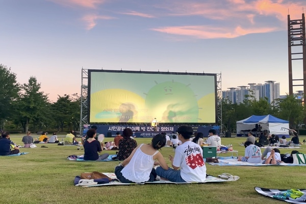 하야리아 잔디광장에서 '영화음악 콘서트'를 진행하고 있는 모습이다(사진: 취재기자 강도은).