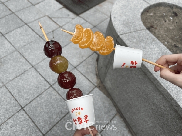 중국 길거리 간식 ‘탕후루’는 설탕 시럽과 과일이 주재료이며 고당류 음식이다(사진: 취재기자 이정민).