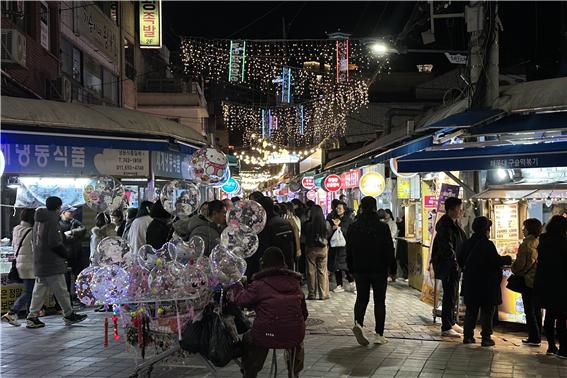 축제로 인해 해운대 전통시장은 시민들의 발걸음으로 분주하다(사진: 취재기자 최정훈).