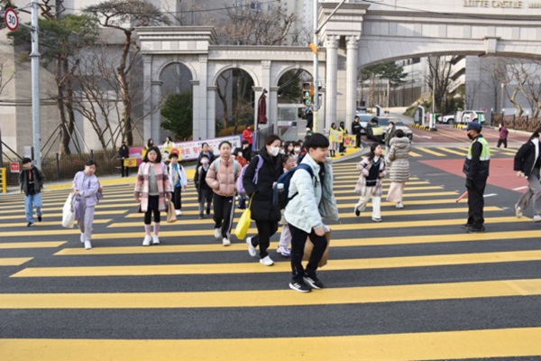 학생들이 광폭 스마트 횡단보도에서 길을 건너고 있는 모습이다(사진: 남구청 제공).