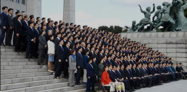 한국 국회의 경쟁력(생산성)은 OECD 최하위 수준이다. 21대 국회의원들이 국회의사당 앞에서 기념촬영을 하고 있다(사진=구글 이미지).