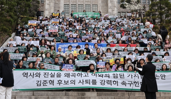 민주당 양문석 후보(왼쪽)는 잇따른 막말 파동에 이어, ‘불법 대출’ 의혹으로 물의를 빚고 있다(사진; 더팩트), (아래)민주당 김준혁 후보는 역사적 인물에 대한 근거 없는 혐오 발언으로 이화여대와 여성계의 사퇴 촉구를 받고 있다(사진: MBC 화면).